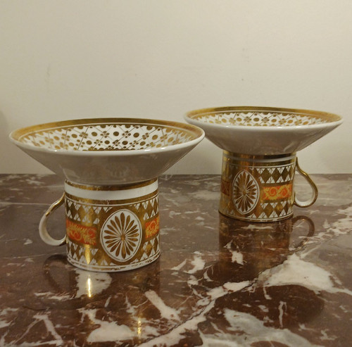 Paris, époque Révolution ou Empire - paire de tasses litron et soucoupes - riche décor doré et fond nankin