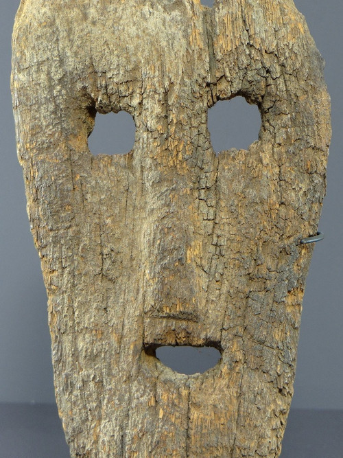 Indonésie, île De Timor, XIXème Siècle, Ancien Masque Anthropomorphe En Bois Très érodé.