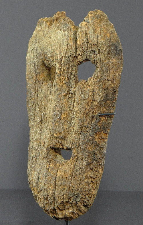 Indonésie, île De Timor, XIXème Siècle, Ancien Masque Anthropomorphe En Bois Très érodé.