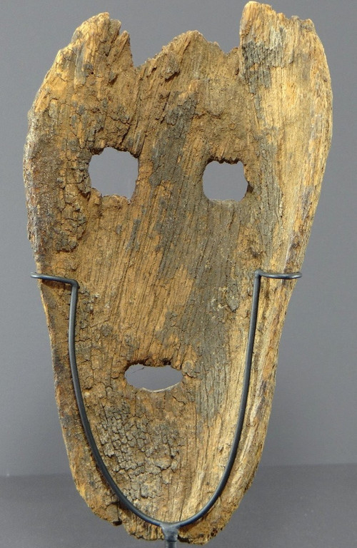 Indonésie, île De Timor, XIXème Siècle, Ancien Masque Anthropomorphe En Bois Très érodé.