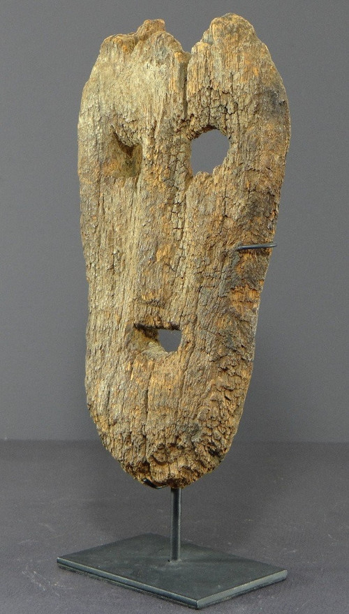 Indonésie, île De Timor, XIXème Siècle, Ancien Masque Anthropomorphe En Bois Très érodé.