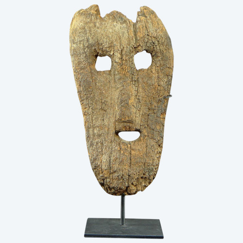 Indonésie, île De Timor, XIXème Siècle, Ancien Masque Anthropomorphe En Bois Très érodé.