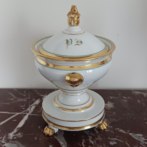 Paris, époque Restauration, Louis Philippe - confiturier tripode en porcelaine dorée, et peinte - monogrammé