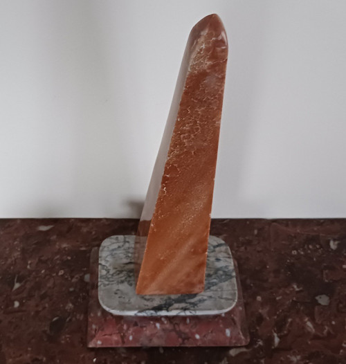 Modernes italienisches Werk – großer neoklassizistischer Obelisk – orange-brauner Onyx und zweifarbiger Marmorsockel