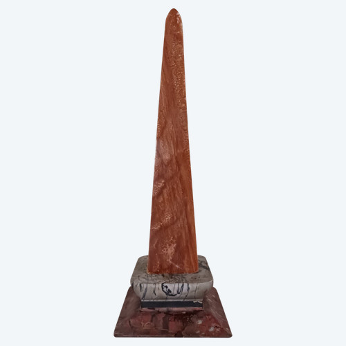 Modernes italienisches Werk – großer neoklassizistischer Obelisk – orange-brauner Onyx und zweifarbiger Marmorsockel