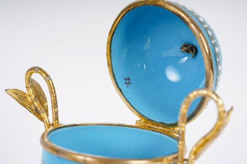 Beautiful egg-shaped opaline box with gilded brass mounting, late 19th century