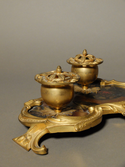 Lacquer and gilt bronze desk inkwell