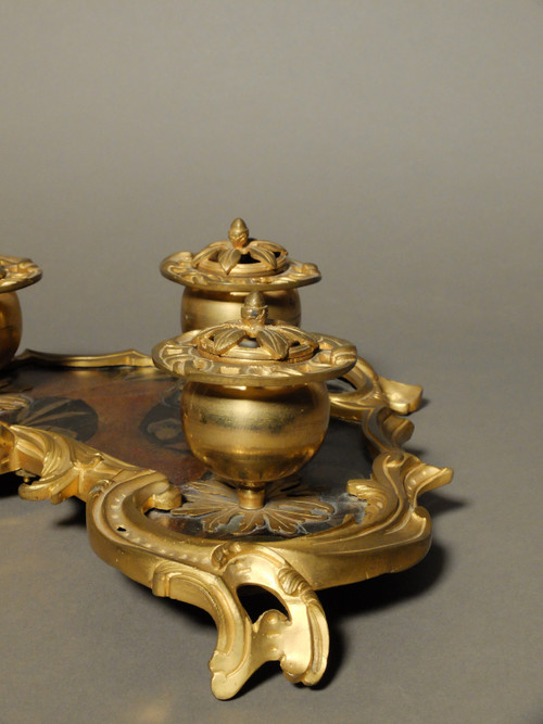 Lacquer and gilt bronze desk inkwell