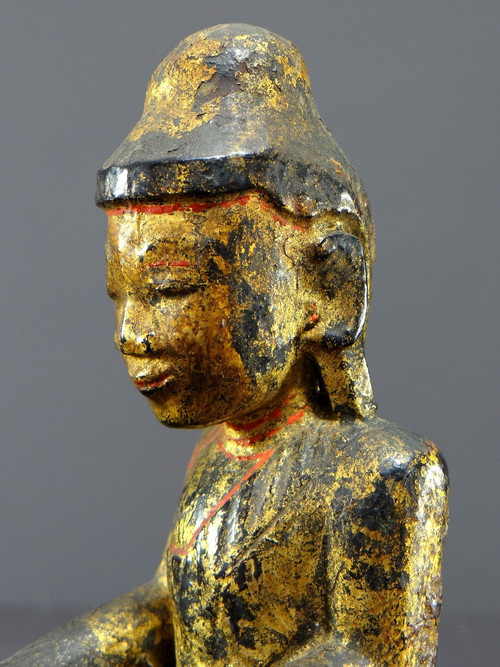 Birmanie, XIXème Siècle, Bouddha Mandalay En Bois Sculpté Et Doré Sur Fond De Laque Noire.