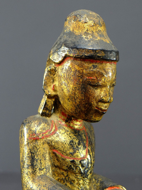 Birmanie, XIXème Siècle, Bouddha Mandalay En Bois Sculpté Et Doré Sur Fond De Laque Noire.