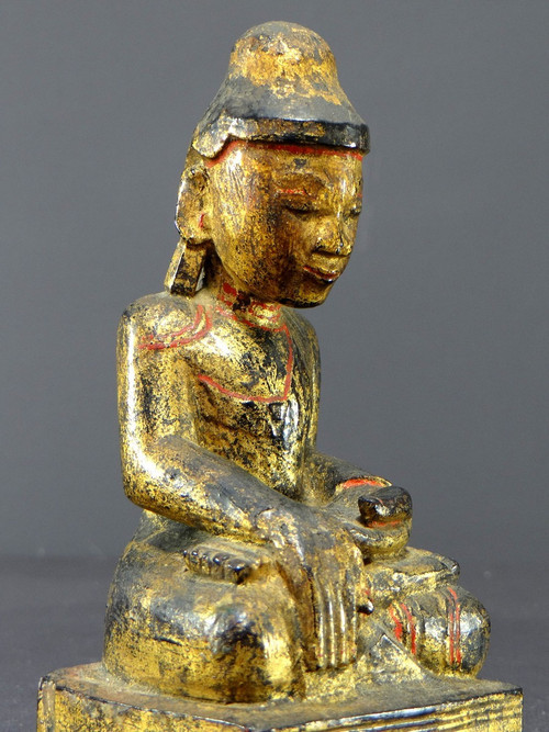 Birmanie, XIXème Siècle, Bouddha Mandalay En Bois Sculpté Et Doré Sur Fond De Laque Noire.