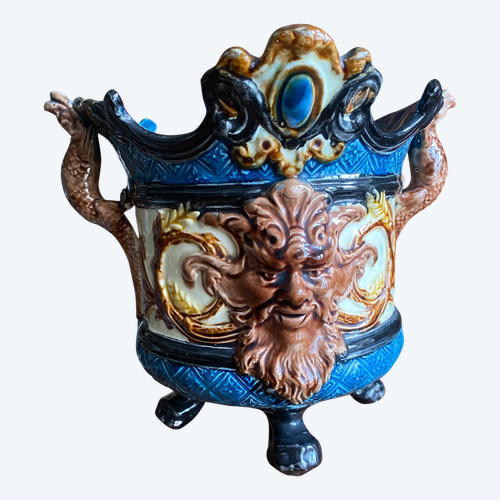 Very nice pot holder in the Renaissance style mid XIXth century with chimala head.