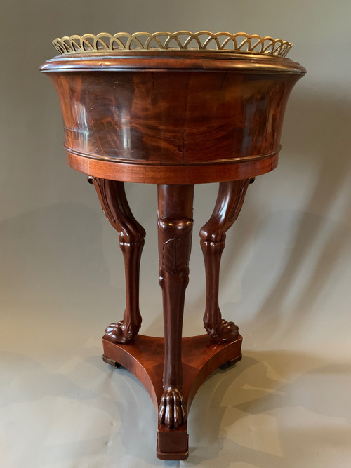 Bernard Molitor: Exceptional planter stamped in mahogany from the Consulate period.