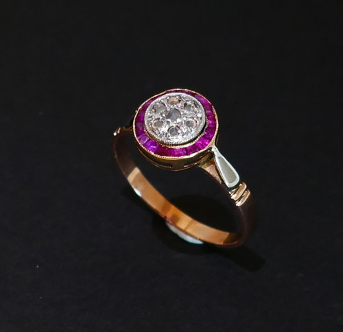 Art Deco Ring with Calibrated Diamonds and Rubies, 18 Carat Gold.