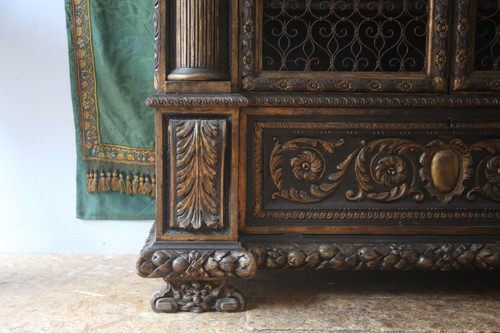 Grande armoire grillagée, richement sculptée et dorée, style baroque, Italie XXes