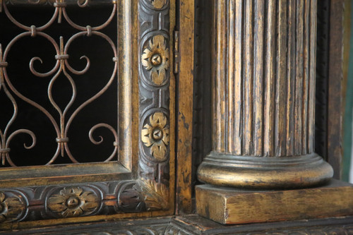 Grande armoire grillagée, richement sculptée et dorée, style baroque, Italie XXes