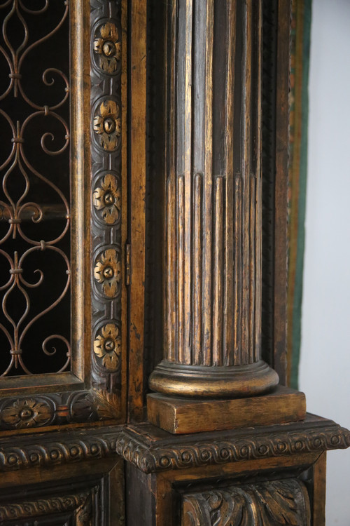 Grande armoire grillagée, richement sculptée et dorée, style baroque, Italie XXes