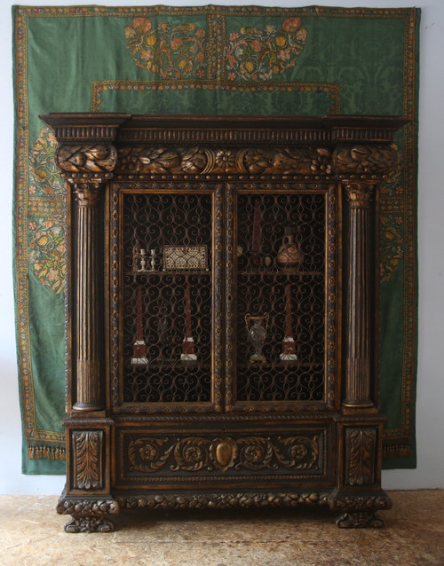 Grande armoire grillagée, richement sculptée et dorée, style baroque, Italie XXes