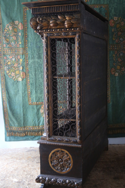 Grande armoire grillagée, richement sculptée et dorée, style baroque, Italie XXes