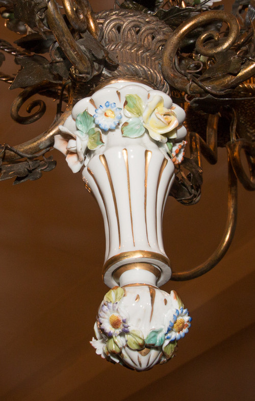 Lampadario in lamiera di Capodimonte e porcellana fine XIX secolo