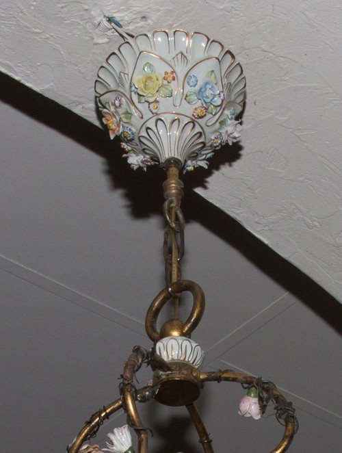 Lampadario in lamiera di Capodimonte e porcellana fine XIX secolo