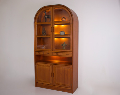 Beleuchtete Vitrine – Dänischer Schrank.