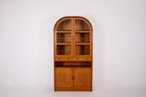 Beleuchtete Vitrine – Dänischer Schrank.