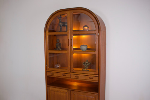 Beleuchtete Vitrine – Dänischer Schrank.