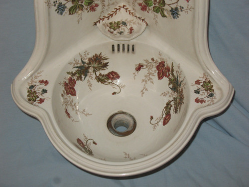 Corner hand wash basin in Sarreguemines earthenware with Carmen floral decoration, late 19th century