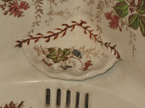 Corner hand wash basin in Sarreguemines earthenware with Carmen floral decoration, late 19th century