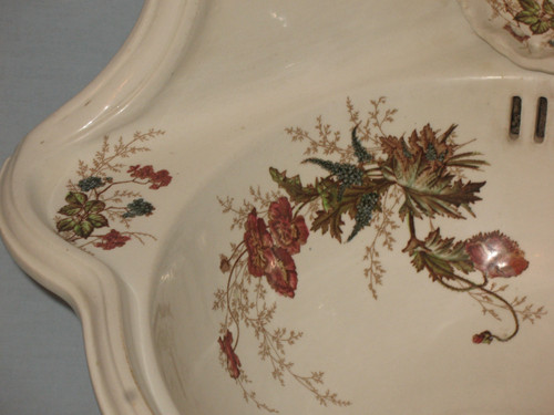 Corner hand wash basin in Sarreguemines earthenware with Carmen floral decoration, late 19th century