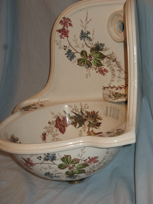 Corner hand wash basin in Sarreguemines earthenware with Carmen floral decoration, late 19th century