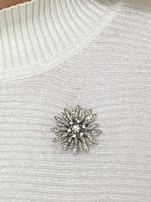 623- Flower Pendant Brooch Gray Gold Diamonds