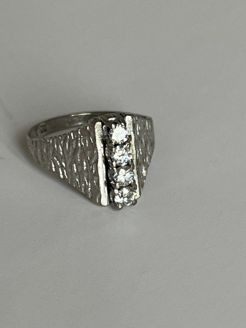 5260- Bague Années 1960 Or Gris Texturé Diamants