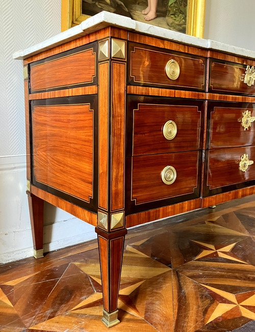 Grande commode sauteuse en marqueterie, époque Louis XVI - 145,5cm