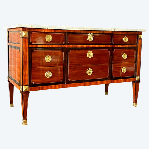 Grande commode sauteuse en marqueterie, époque Louis XVI - 145,5cm