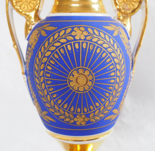 Pair of Empire period vases in Paris porcelain and biscuit, blue and gold polychrome decoration