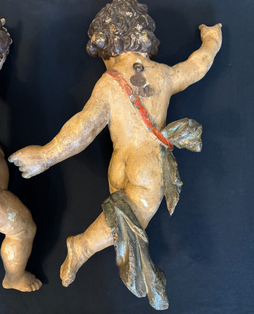 Paire de putti en bois sculpté et peint du XVIIIème (Anges, cupidons)