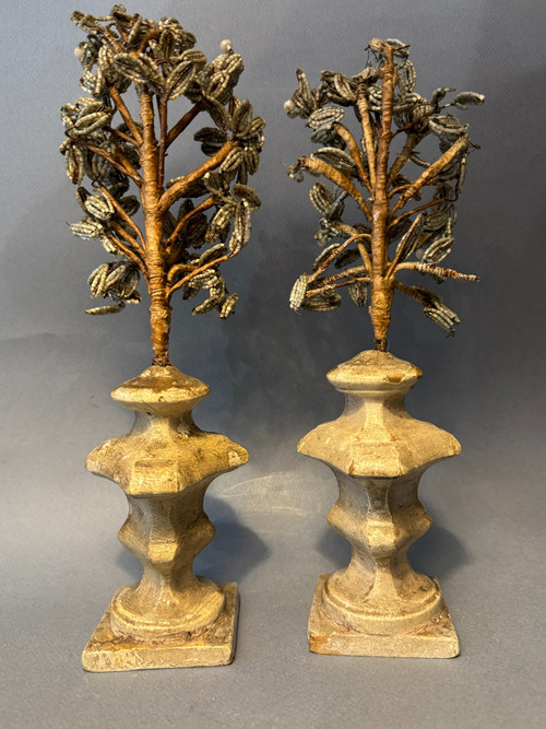 Pair of flower vases in painted carved wood from the 18th century