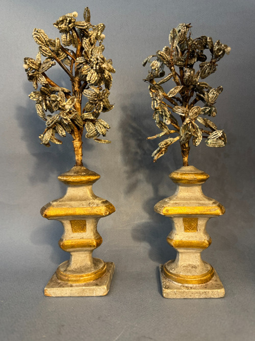 Pair of flower vases in painted carved wood from the 18th century