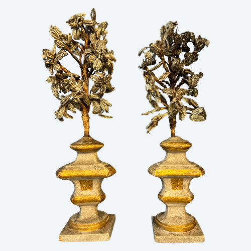 Pair of flower vases in painted carved wood from the 18th century