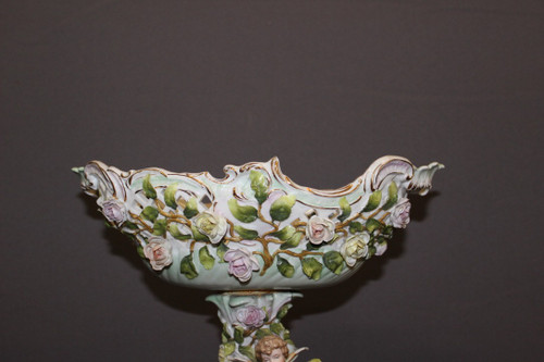 Coupe En Porcelaine à Décor d'Angelot Et De Fleurs Vers 1900