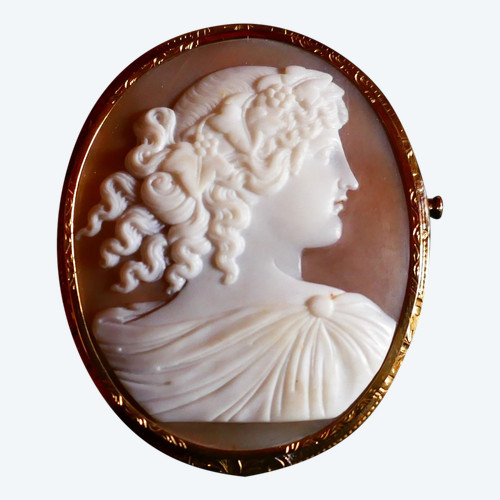 Cameo Brooch On Shell, 18 Carat Yellow Gold.