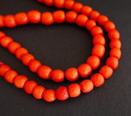 Collier De Perles De Corail Ancien Facettées, Fermoir Or 18 Carats.