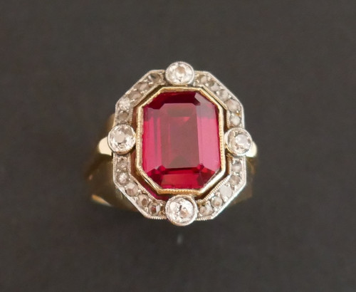 Bague chevalière Tank pierre rouge Et Diamants, Or 18 Carats.