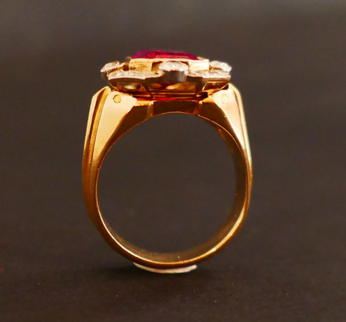 Bague chevalière Tank pierre rouge Et Diamants, Or 18 Carats.