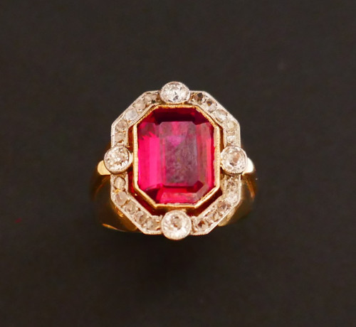 Bague chevalière Tank pierre rouge Et Diamants, Or 18 Carats.