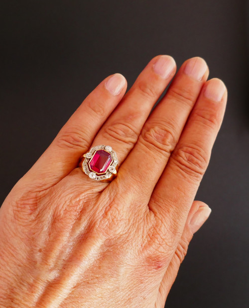 Bague chevalière Tank pierre rouge Et Diamants, Or 18 Carats.