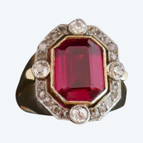 Bague chevalière Tank pierre rouge Et Diamants, Or 18 Carats.