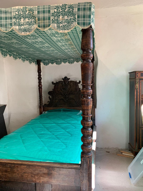 18th century canopy bed